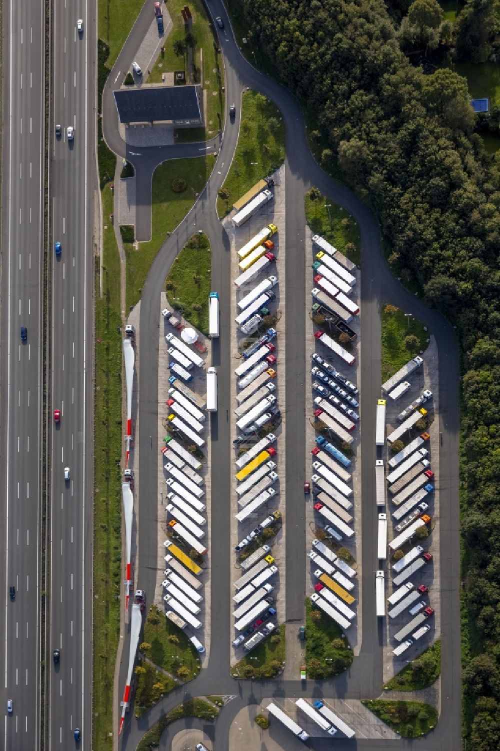 Hamm OT Rhynern aus der Vogelperspektive: LKW - Parkplatz im Ortsteil Rhyrnern in Hamm im Bundesland Nordrhein-Westfalen