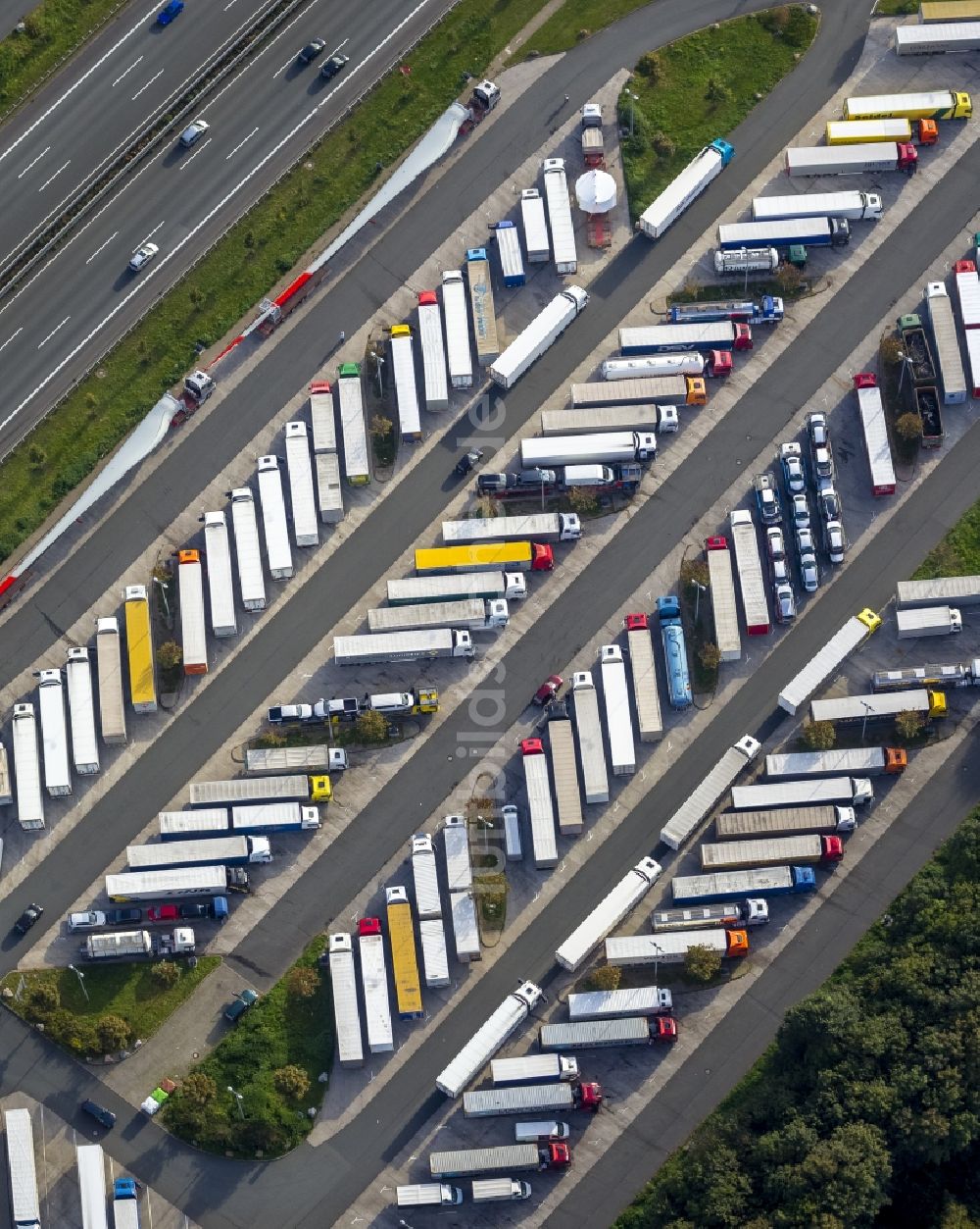 Luftbild Hamm OT Rhynern - LKW - Parkplatz im Ortsteil Rhyrnern in Hamm im Bundesland Nordrhein-Westfalen