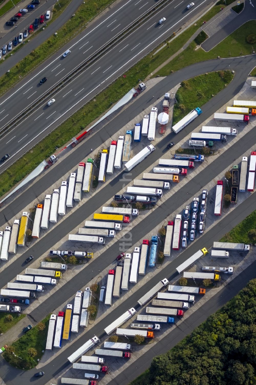 Luftaufnahme Hamm OT Rhynern - LKW - Parkplatz im Ortsteil Rhyrnern in Hamm im Bundesland Nordrhein-Westfalen