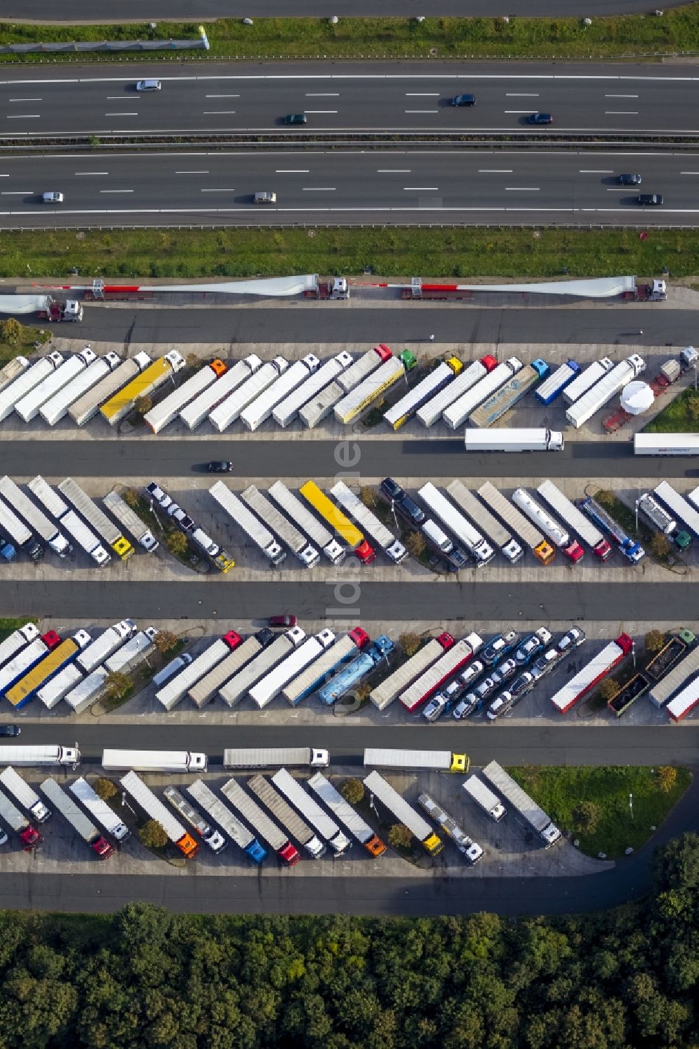 Hamm OT Rhynern von oben - LKW - Parkplatz im Ortsteil Rhyrnern in Hamm im Bundesland Nordrhein-Westfalen