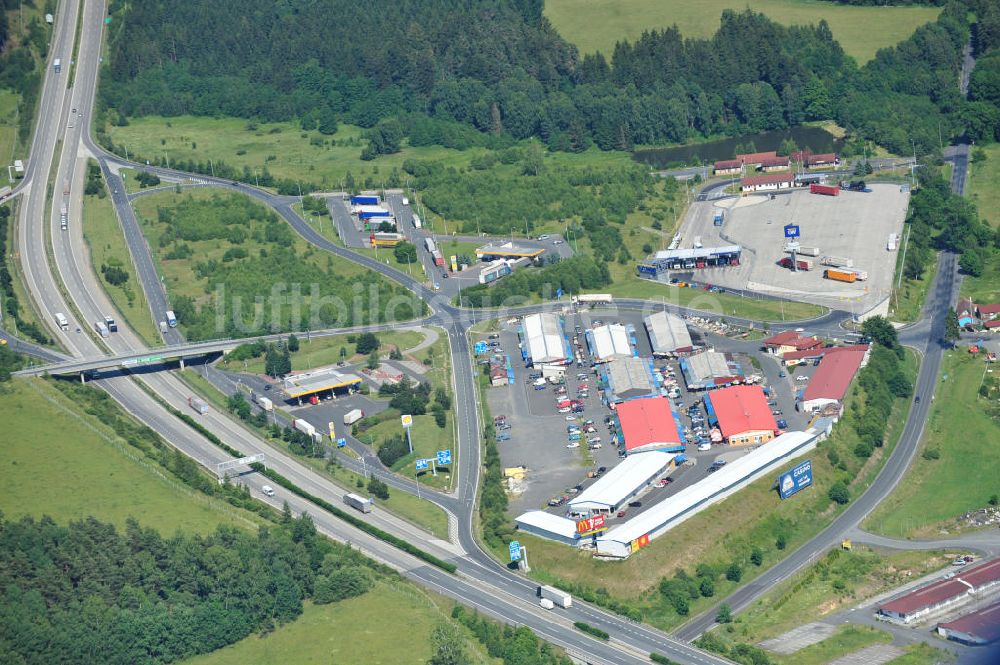 Katerinske Chalupy von oben - LKW- Parkplätze und die Raststätte an der Autobahnraststätte Katerinske Chalupy