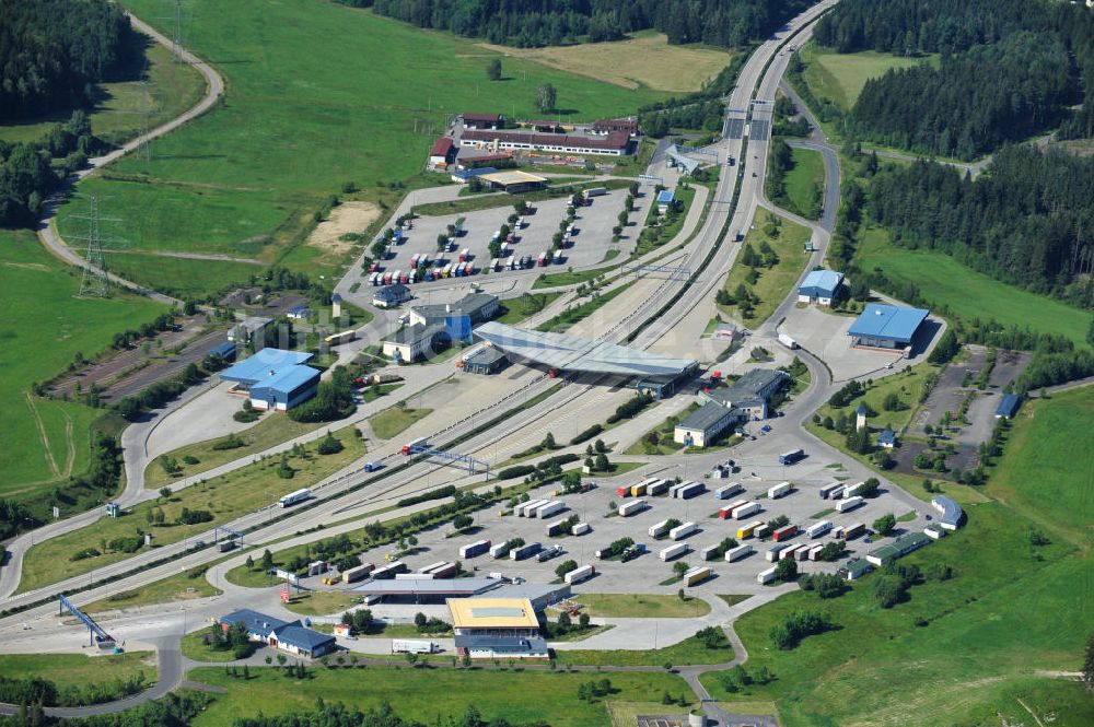 Luftbild Rozvadov / Roßhaupt - LKW- Parkplätze und die Raststätte am deutsch - tschechischen Grenzübergang Waidhaus-Rozvadov