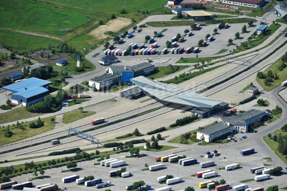 Rozvadov / Roßhaupt aus der Vogelperspektive: LKW- Parkplätze und die Raststätte am deutsch - tschechischen Grenzübergang Waidhaus-Rozvadov