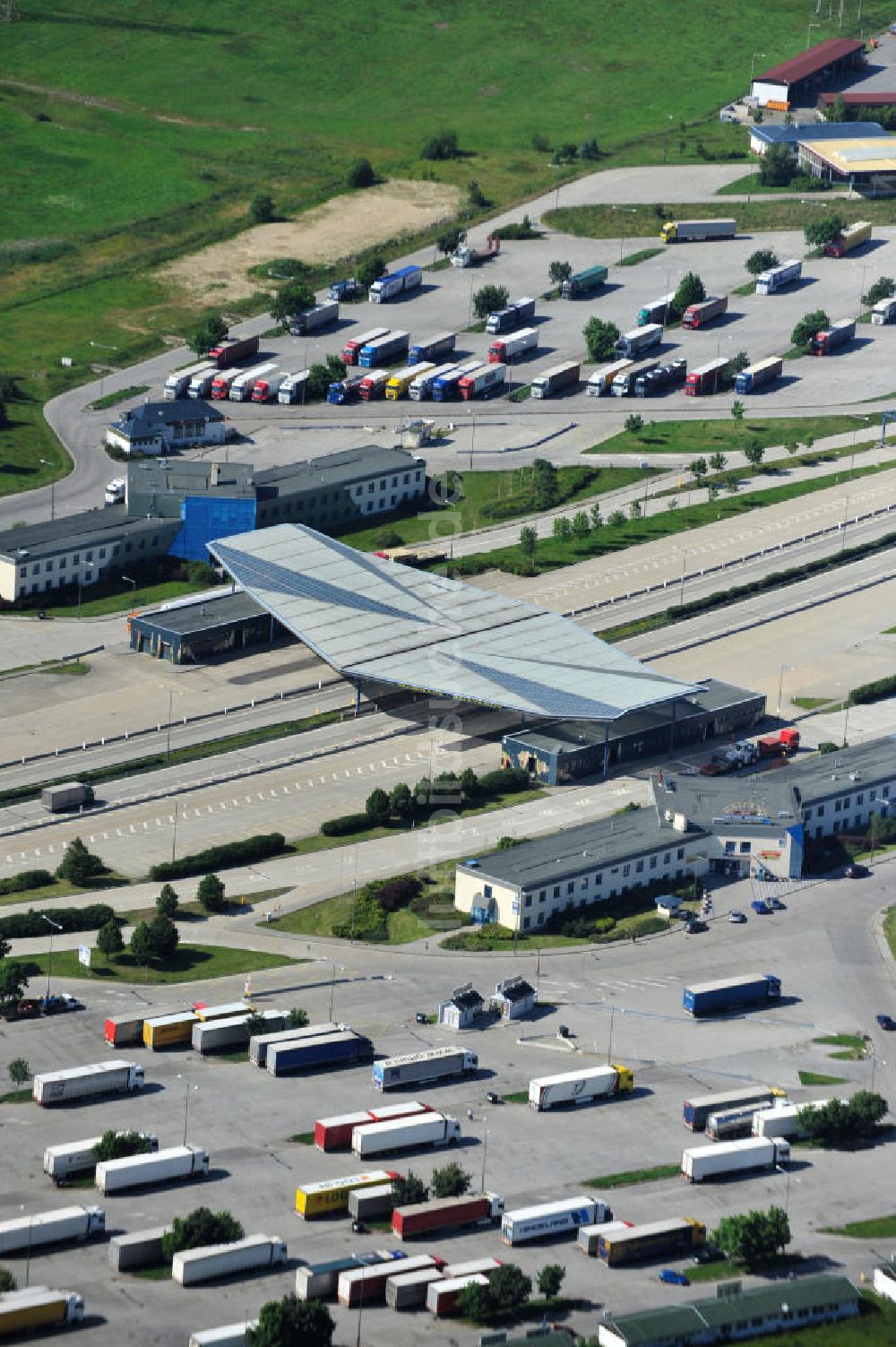 Luftaufnahme Rozvadov / Roßhaupt - LKW- Parkplätze und die Raststätte am deutsch - tschechischen Grenzübergang Waidhaus-Rozvadov