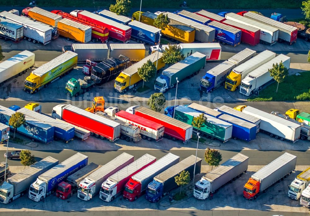 Luftaufnahme Hamm - LKW- Rastplatz an der Autobahn Raststätte am Rand des Verlaufes der Autobahn BAB A2 - E34 in Hamm im Bundesland Nordrhein-Westfalen