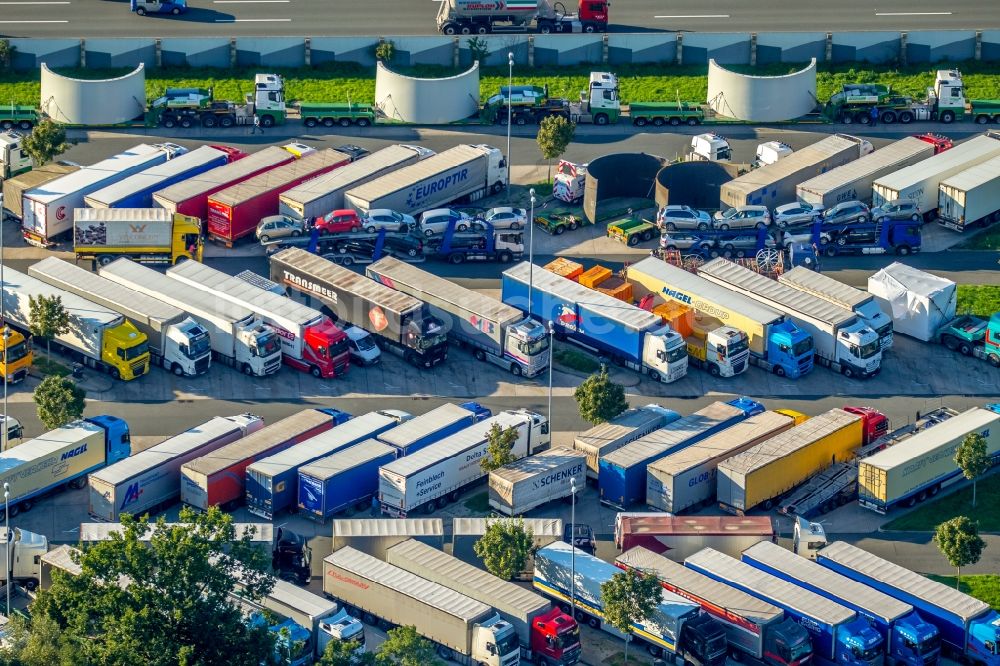 Hamm aus der Vogelperspektive: LKW- Rastplatz an der Autobahn Raststätte am Rand des Verlaufes der Autobahn BAB A2 - E34 in Hamm im Bundesland Nordrhein-Westfalen