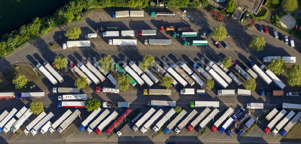 Luftbild Schwerte - LKW -Reihen auf dem Parkplatz an der Raststätte Lichtendorf Süd in Schwerte im Bundesland Nordrhein-Westfalen