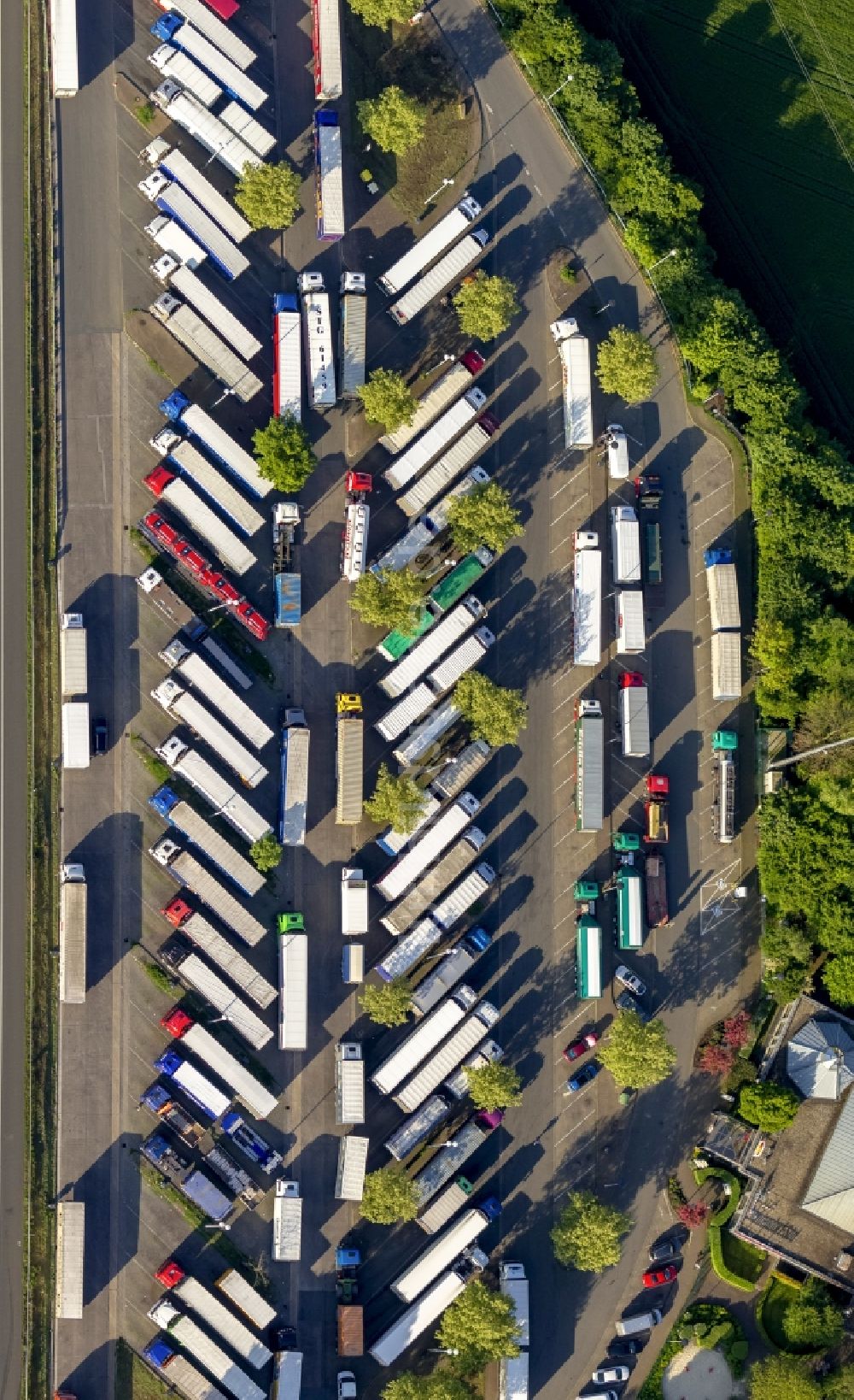 Schwerte von oben - LKW -Reihen auf dem Parkplatz an der Raststätte Lichtendorf Süd in Schwerte im Bundesland Nordrhein-Westfalen