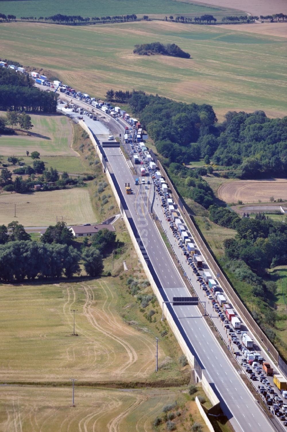 Luftaufnahme Triptis - LKW- Stau im Rahmen der Ausbau- Arbeiten und Baustellen an der Streckenführung der BAB Bundesautobahn A9 bei Triptis in Thüringen