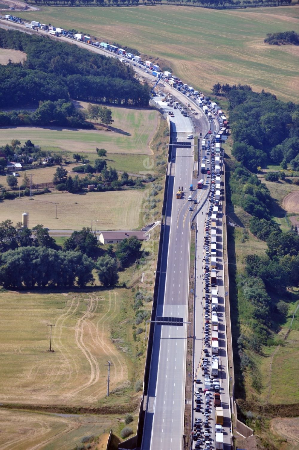 Triptis von oben - LKW- Stau im Rahmen der Ausbau- Arbeiten und Baustellen an der Streckenführung der BAB Bundesautobahn A9 bei Triptis in Thüringen