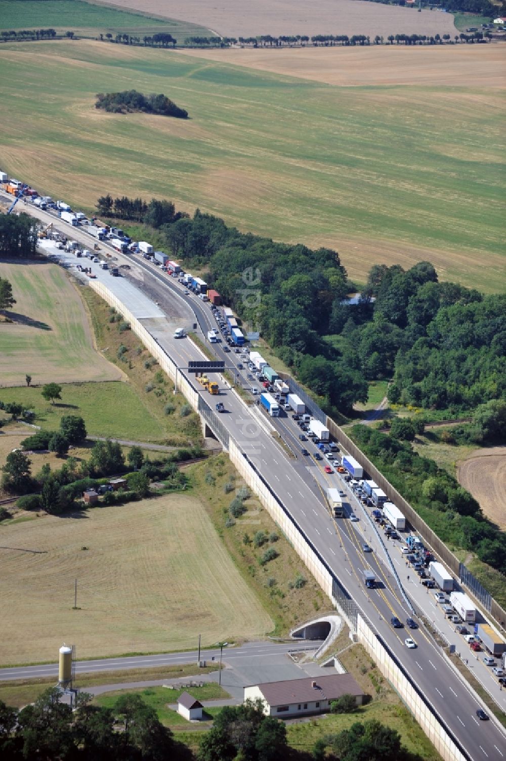 Luftaufnahme Triptis - LKW- Stau im Rahmen der Ausbau- Arbeiten und Baustellen an der Streckenführung der BAB Bundesautobahn A9 bei Triptis in Thüringen