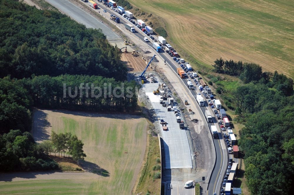 Triptis aus der Vogelperspektive: LKW- Stau im Rahmen der Ausbau- Arbeiten und Baustellen an der Streckenführung der BAB Bundesautobahn A9 bei Triptis in Thüringen