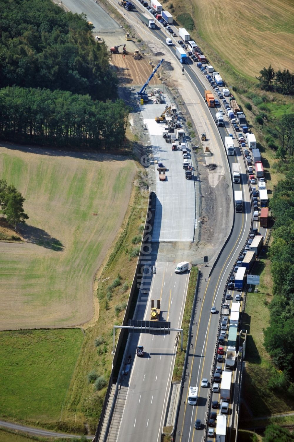 Luftbild Triptis - LKW- Stau im Rahmen der Ausbau- Arbeiten und Baustellen an der Streckenführung der BAB Bundesautobahn A9 bei Triptis in Thüringen