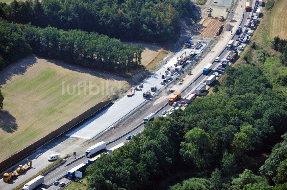 Triptis aus der Vogelperspektive: LKW- Stau im Rahmen der Ausbau- Arbeiten und Baustellen an der Streckenführung der BAB Bundesautobahn A9 bei Triptis in Thüringen