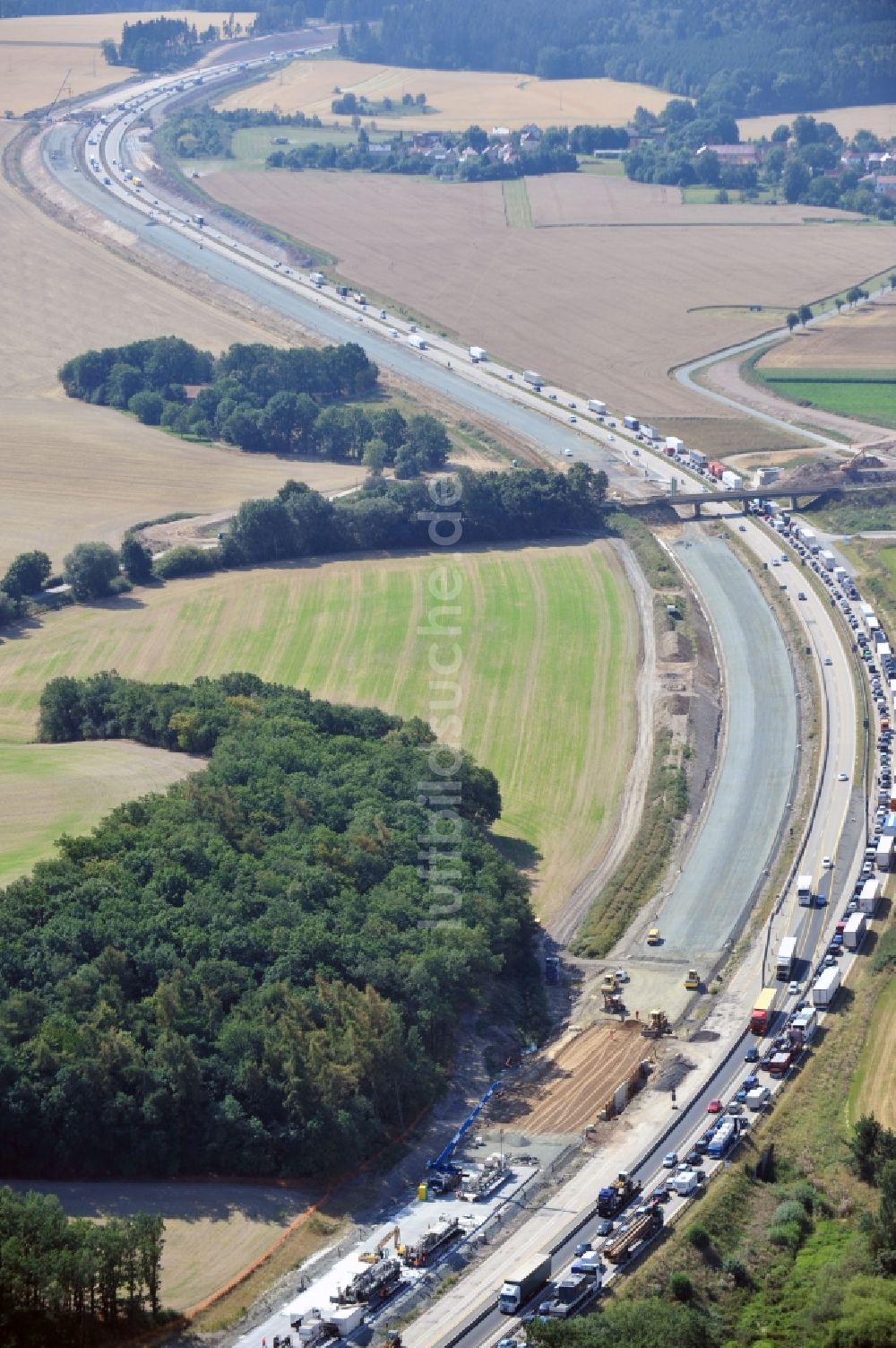 Luftbild Triptis - LKW- Stau im Rahmen der Ausbau- Arbeiten und Baustellen an der Streckenführung der BAB Bundesautobahn A9 bei Triptis in Thüringen