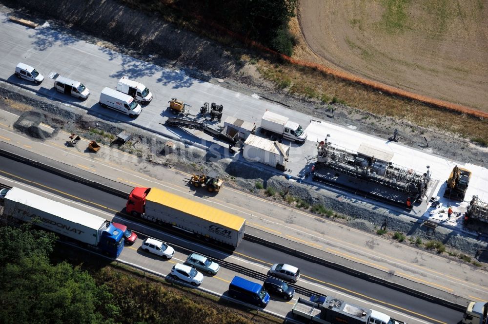 Triptis aus der Vogelperspektive: LKW- Stau im Rahmen der Ausbau- Arbeiten und Baustellen an der Streckenführung der BAB Bundesautobahn A9 bei Triptis in Thüringen