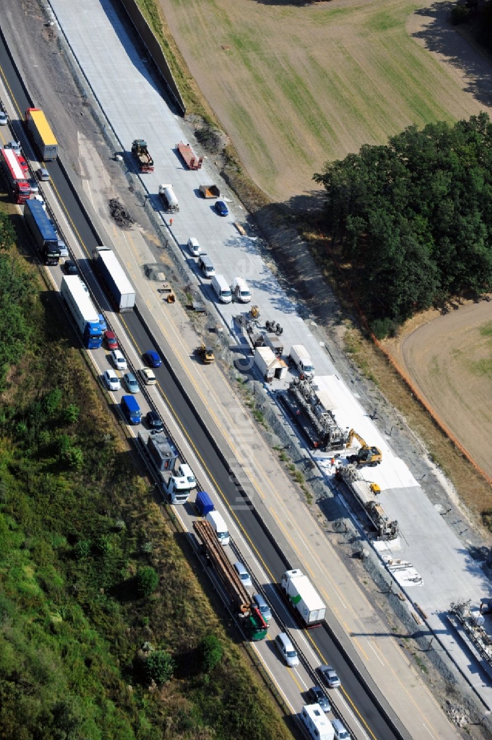 Luftaufnahme Triptis - LKW- Stau im Rahmen der Ausbau- Arbeiten und Baustellen an der Streckenführung der BAB Bundesautobahn A9 bei Triptis in Thüringen