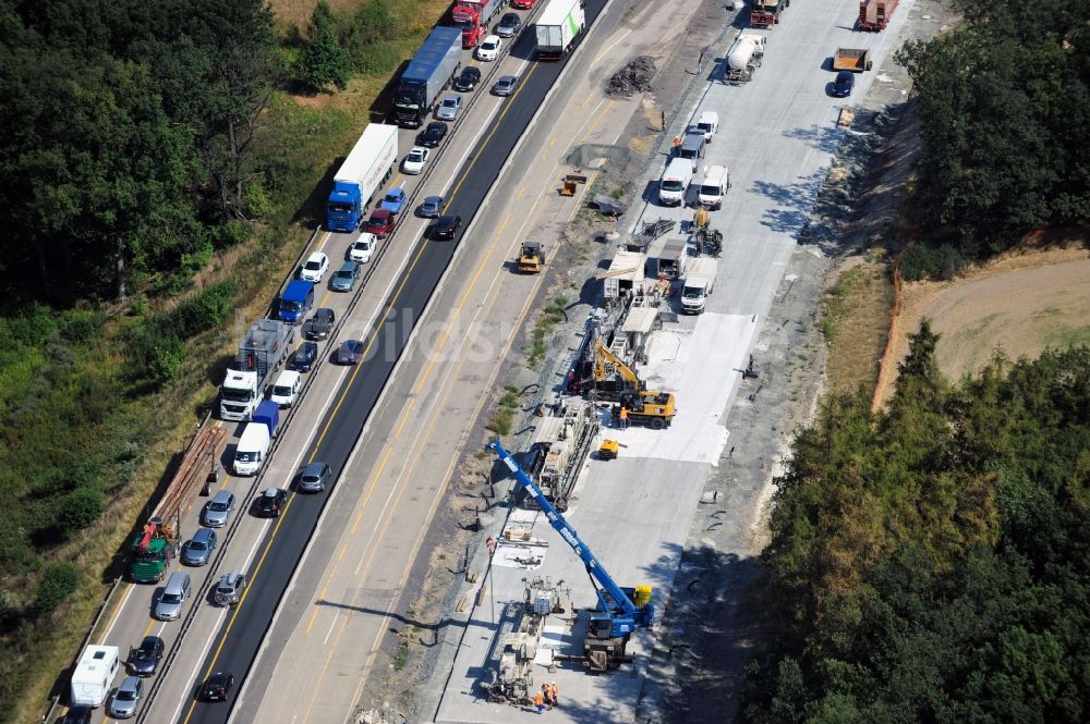 Triptis aus der Vogelperspektive: LKW- Stau im Rahmen der Ausbau- Arbeiten und Baustellen an der Streckenführung der BAB Bundesautobahn A9 bei Triptis in Thüringen