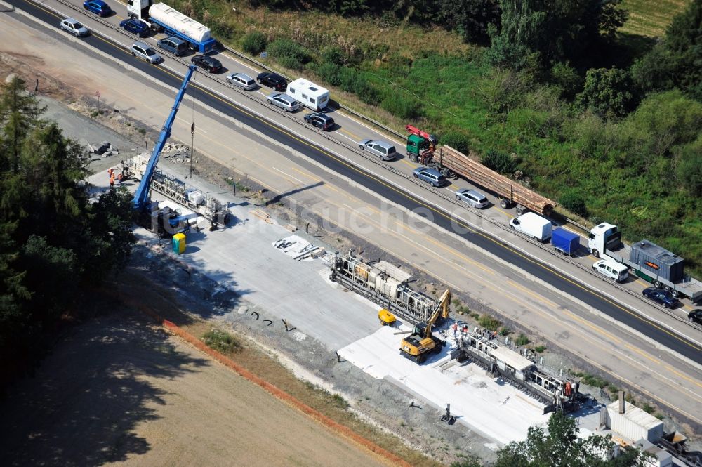 Triptis von oben - LKW- Stau im Rahmen der Ausbau- Arbeiten und Baustellen an der Streckenführung der BAB Bundesautobahn A9 bei Triptis in Thüringen