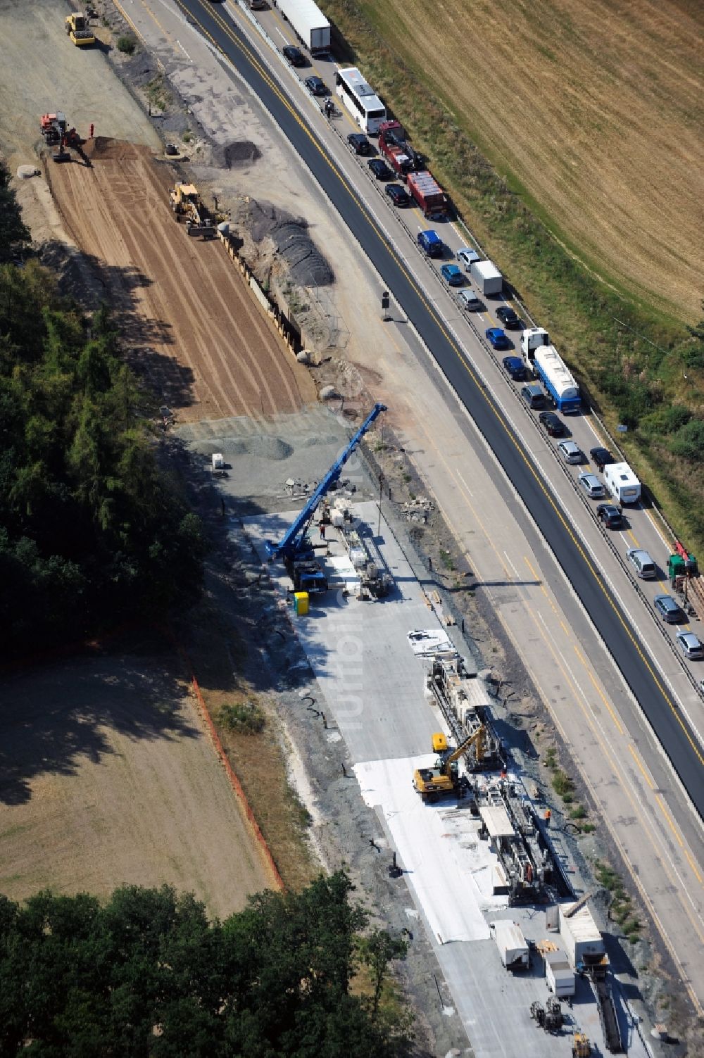 Triptis aus der Vogelperspektive: LKW- Stau im Rahmen der Ausbau- Arbeiten und Baustellen an der Streckenführung der BAB Bundesautobahn A9 bei Triptis in Thüringen