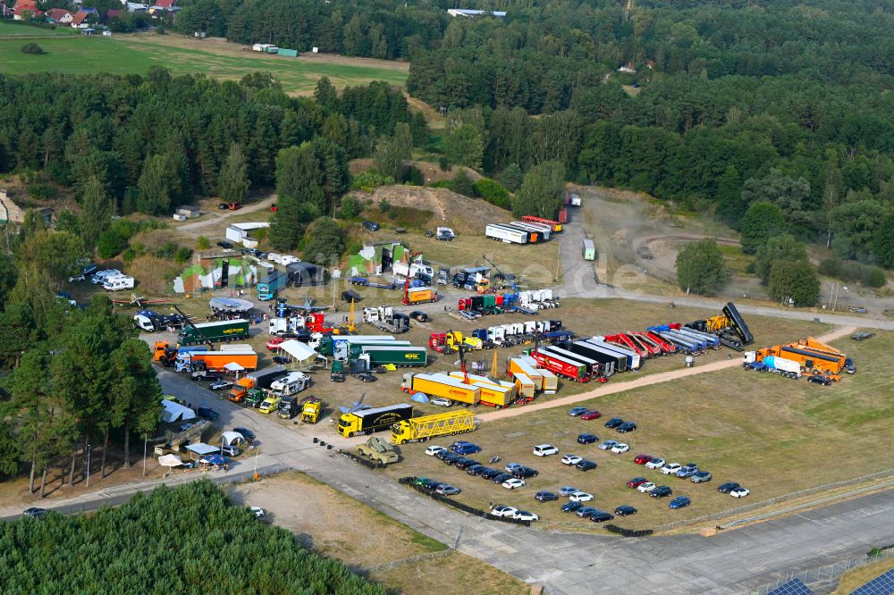 Finowfurt aus der Vogelperspektive: LKW Treffen auf den Freiflächen am Museum Luftfahrtmuseum Finowfurt in Finowfurt im Bundesland Brandenburg, Deutschland