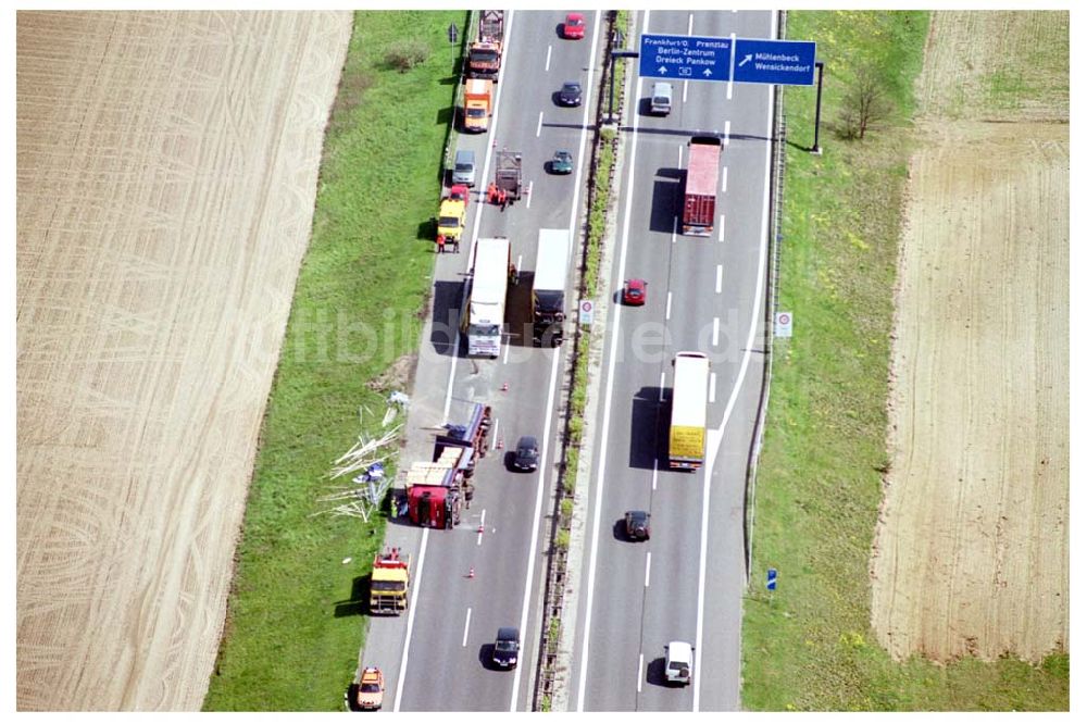 Mühlenbeck / Brandenburg von oben - LKW-Unfall