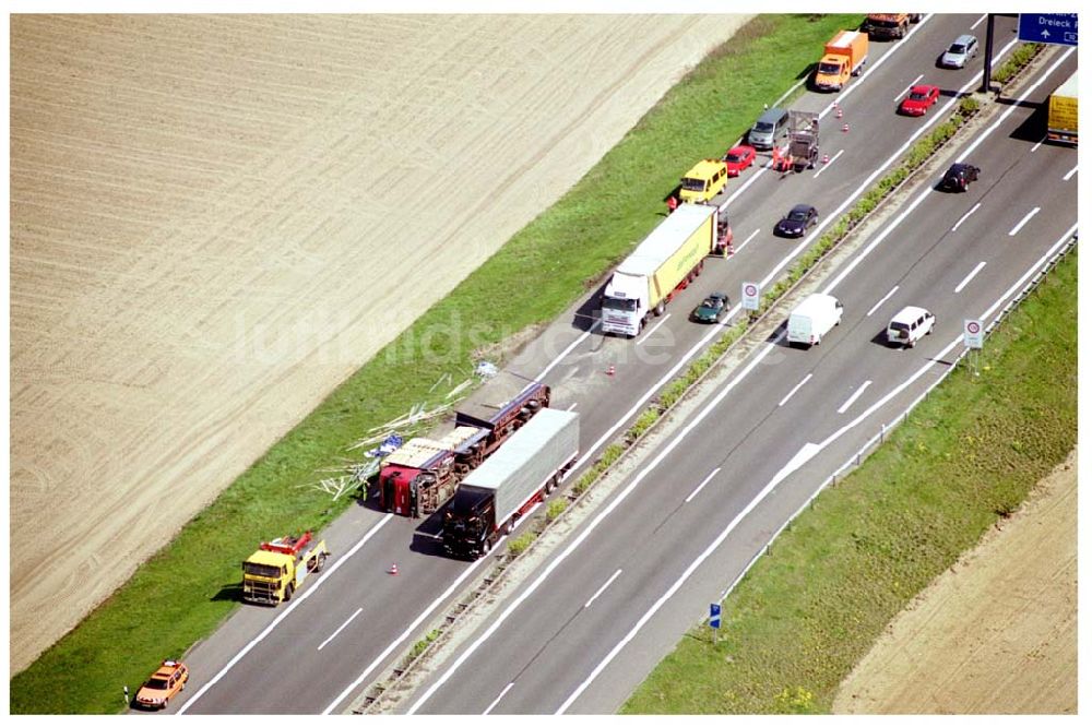 Luftaufnahme Mühlenbeck / Brandenburg - LKW-Unfall