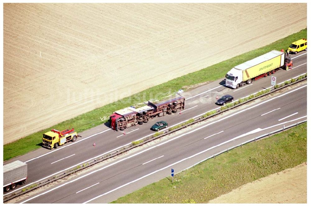 Mühlenbeck / Brandenburg von oben - LKW-Unfall