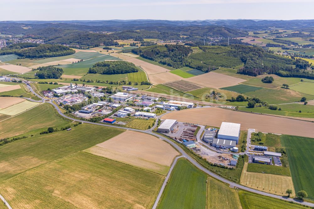 Balve aus der Vogelperspektive: Ländliches Industrie- und Gewerbegebiet in Balve im Bundesland Nordrhein-Westfalen, Deutschland