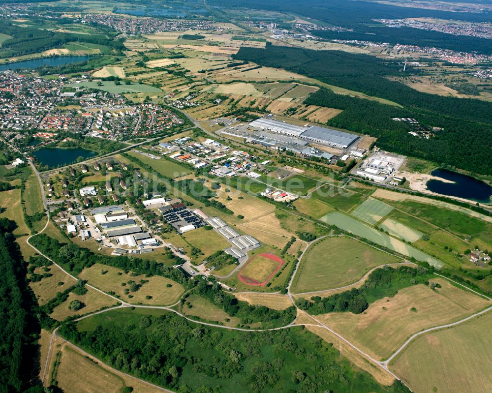 Huttenheim von oben - Ländliches Industrie- und Gewerbegebiet in Huttenheim im Bundesland Baden-Württemberg, Deutschland