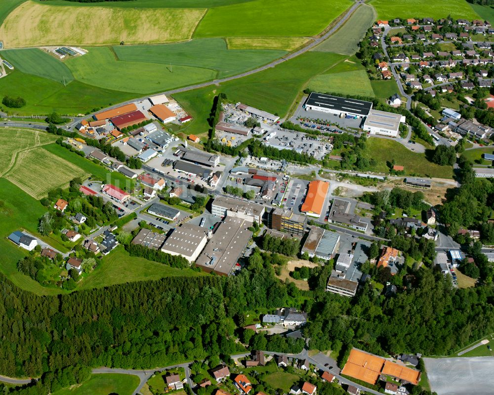 Kastenmühle von oben - Ländliches Industrie- und Gewerbegebiet in Kastenmühle im Bundesland Bayern, Deutschland