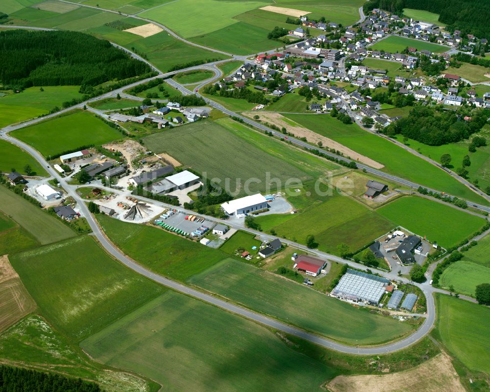 Straßdorf von oben - Ländliches Industrie- und Gewerbegebiet in Straßdorf im Bundesland Bayern, Deutschland