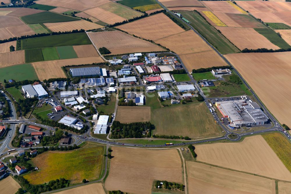 Waldbüttelbrunn aus der Vogelperspektive: Ländliches Industrie- und Gewerbegebiet in Waldbüttelbrunn im Bundesland Bayern, Deutschland