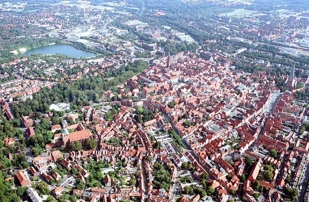 Lüneburg / Niedersachsen aus der Vogelperspektive: Lüneburg / Niedersachsen Blick auf das Stadtzentrum von Lüneburg an der Ilmenau in Niedersachsen 06.09.2003