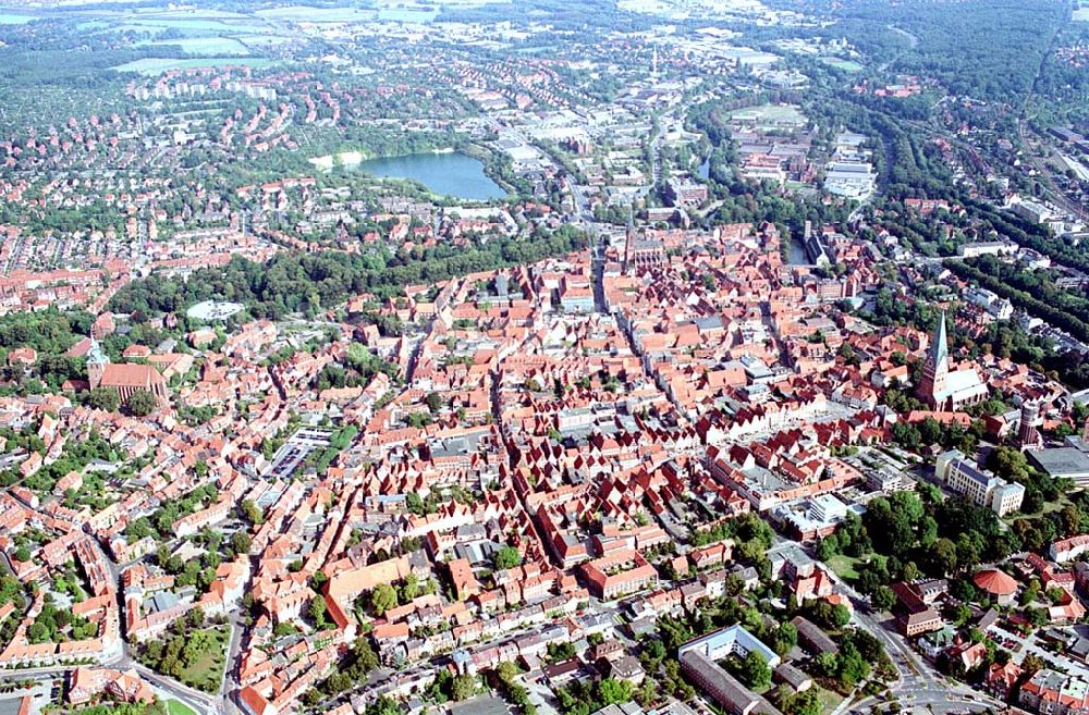 Luftaufnahme Lüneburg / Niedersachsen - Lüneburg / Niedersachsen Blick auf das Stadtzentrum von Lüneburg an der Ilmenau in Niedersachsen 06.09.2003