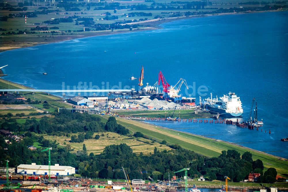 Luftbild Brunsbüttel - LNG Erdgas und Flüssiggas- Terminal und Entladekai und Hafenanlagen am Ufer des Flußverlaufes der Elbe in Brunsbüttel im Bundesland Schleswig-Holstein