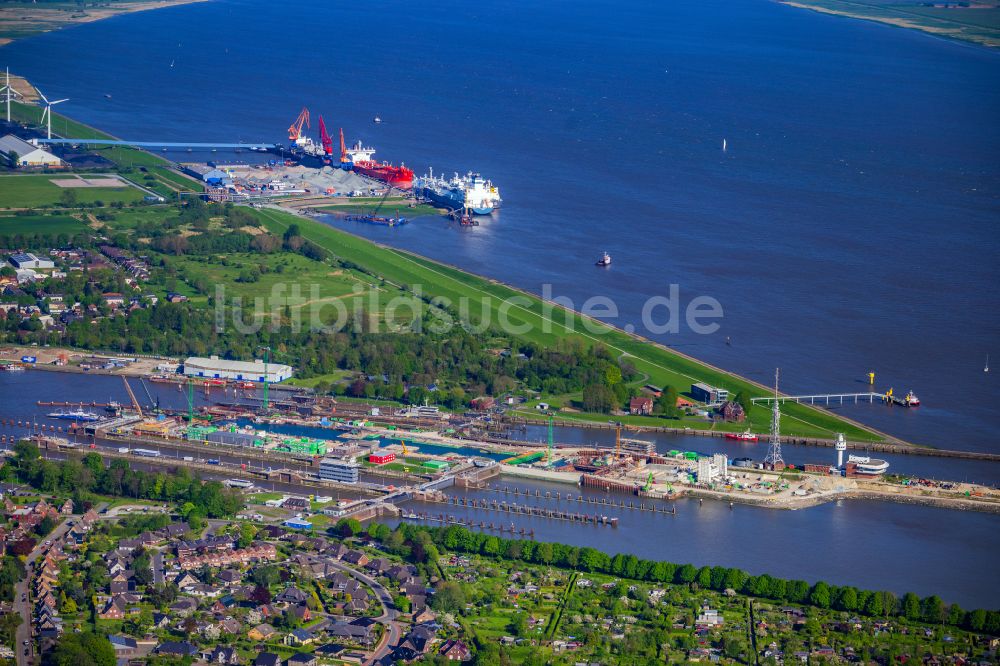 Luftbild Brunsbüttel - LNG Erdgas und Flüssiggas- Terminal und Entladekai und Hafenanlagen am Ufer des Flußverlaufes der Elbe in Brunsbüttel im Bundesland Schleswig-Holstein