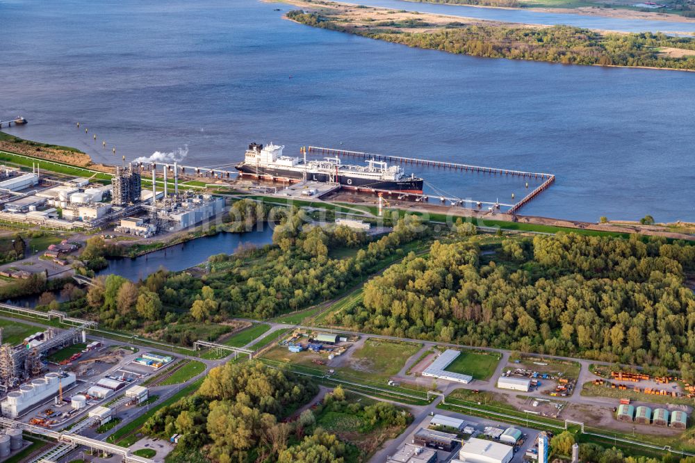 Luftaufnahme Stade - LNG Flüssiggas Terminal mit anlegenden Spezialschiff Energos Force am Elbufer in Stade im Bundesland Niedersachsen, Deutschland