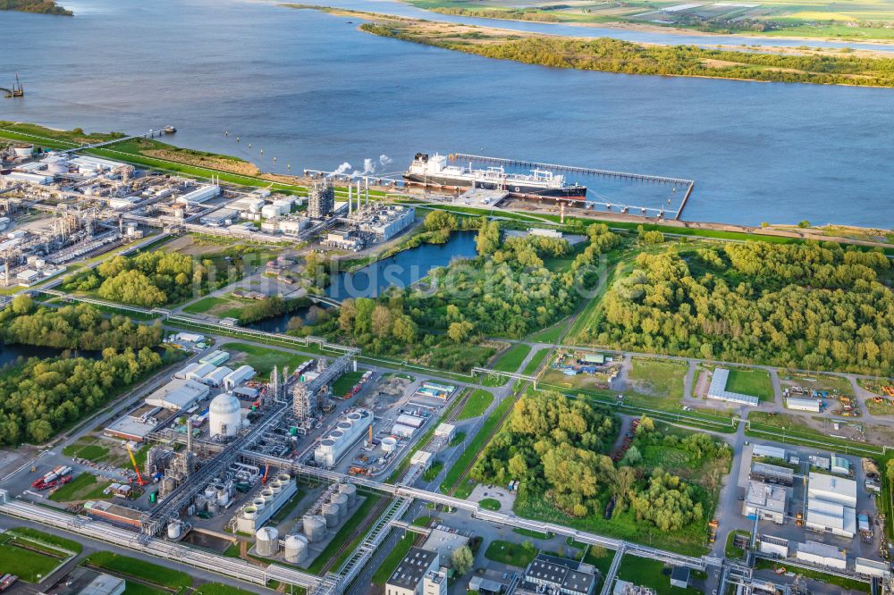 Stade von oben - LNG Flüssiggas Terminal mit anlegenden Spezialschiff Energos Force am Elbufer in Stade im Bundesland Niedersachsen, Deutschland