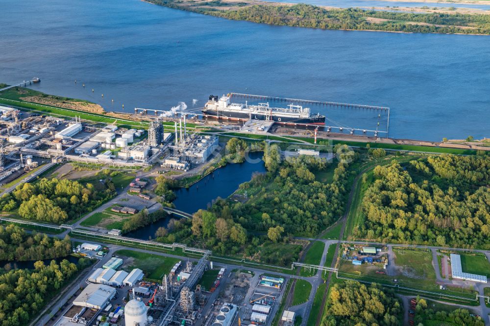 Stade aus der Vogelperspektive: LNG Flüssiggas Terminal mit anlegenden Spezialschiff Energos Force am Elbufer in Stade im Bundesland Niedersachsen, Deutschland