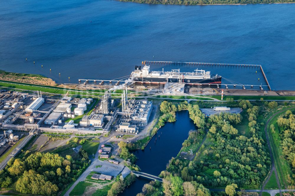 Luftaufnahme Stade - LNG Flüssiggas Terminal mit anlegenden Spezialschiff Energos Force am Elbufer in Stade im Bundesland Niedersachsen, Deutschland