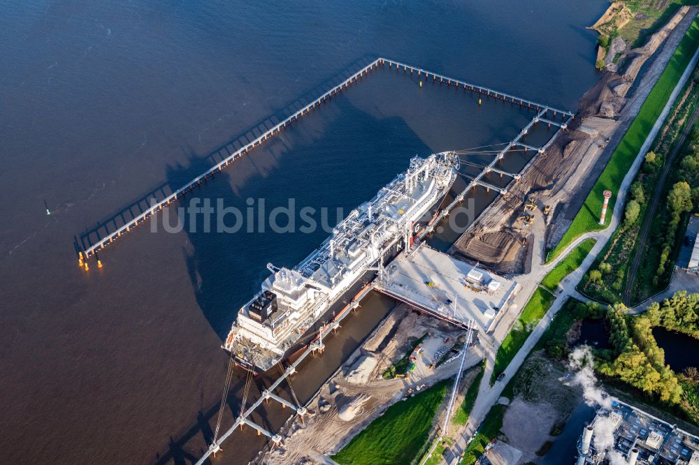 Stade aus der Vogelperspektive: LNG Flüssiggas Terminal mit anlegenden Spezialschiff Energos Force am Elbufer in Stade im Bundesland Niedersachsen, Deutschland