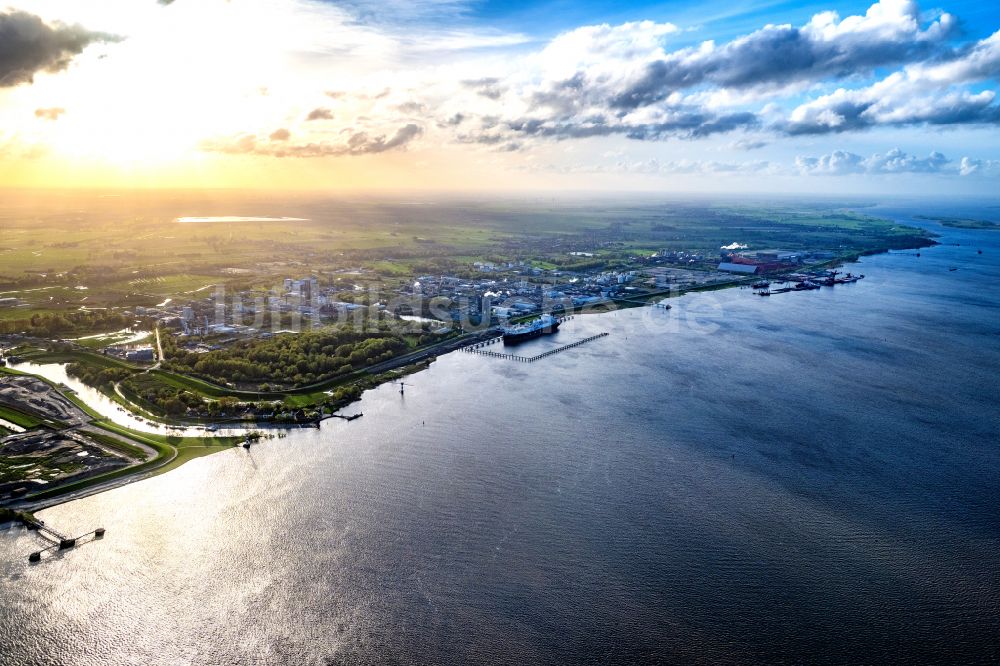 Luftbild Stade - LNG Flüssiggas Terminal mit anlegenden Spezialschiff Energos Force am Elbufer in Stade im Bundesland Niedersachsen, Deutschland