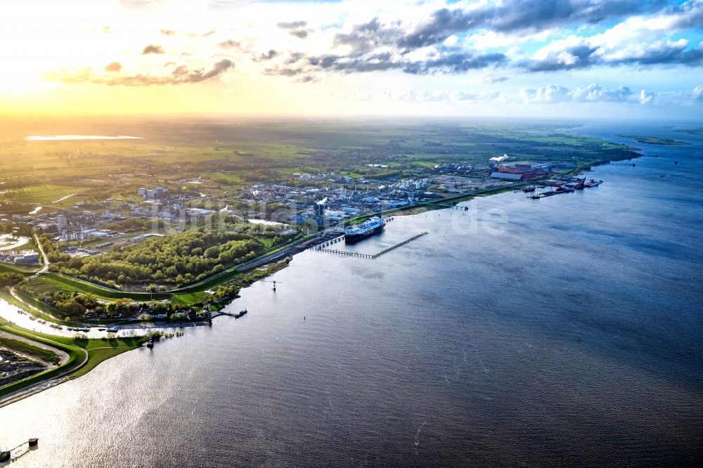 Luftaufnahme Stade - LNG Flüssiggas Terminal mit anlegenden Spezialschiff Energos Force am Elbufer in Stade im Bundesland Niedersachsen, Deutschland