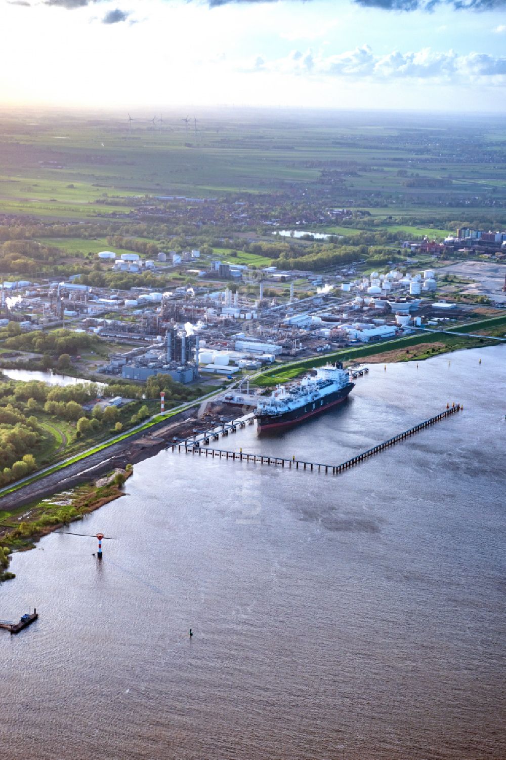 Stade von oben - LNG Flüssiggas Terminal mit anlegenden Spezialschiff Energos Force am Elbufer in Stade im Bundesland Niedersachsen, Deutschland