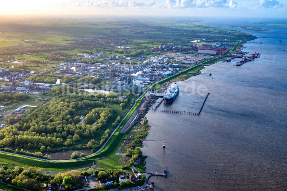 Stade aus der Vogelperspektive: LNG Flüssiggas Terminal mit anlegenden Spezialschiff Energos Force am Elbufer in Stade im Bundesland Niedersachsen, Deutschland