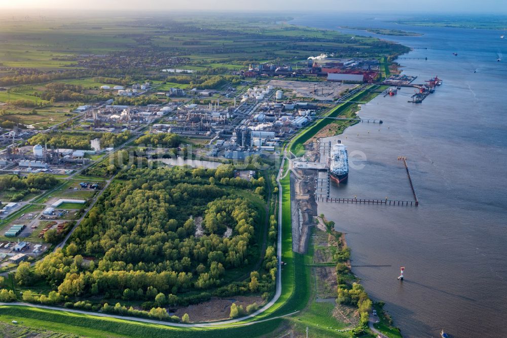 Luftbild Stade - LNG Flüssiggas Terminal mit anlegenden Spezialschiff Energos Force am Elbufer in Stade im Bundesland Niedersachsen, Deutschland