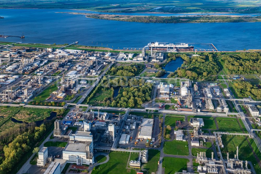 Luftaufnahme Stade - LNG Flüssiggas Terminal mit anlegenden Spezialschiff Energos Force am Elbufer in Stade im Bundesland Niedersachsen, Deutschland