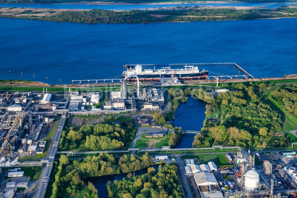 Stade von oben - LNG Flüssiggas Terminal mit anlegenden Spezialschiff Energos Force am Elbufer in Stade im Bundesland Niedersachsen, Deutschland