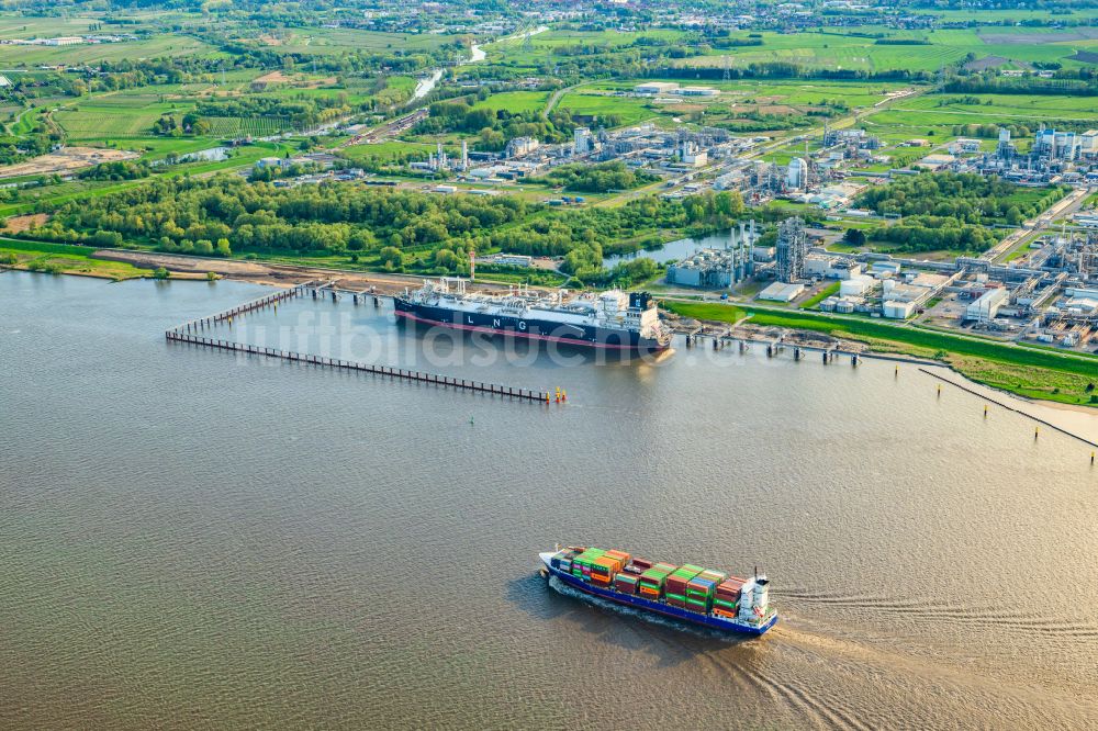 Stade aus der Vogelperspektive: LNG Flüssiggas Terminal mit anlegenden Spezialschiff Energos Force am Elbufer in Stade im Bundesland Niedersachsen, Deutschland